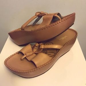 NWOT Indiglo by Clarks Brown/Tan Leather Platform Wedge Thong Sandals 9.5